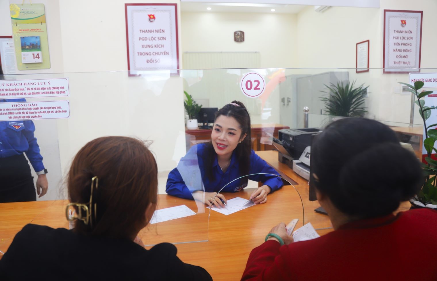 Nhân viên Phòng giao dịch Thanh niên của Agribank Lâm Đồng II giao dịch với khách hàng với phong cách trẻ trung, năng động
