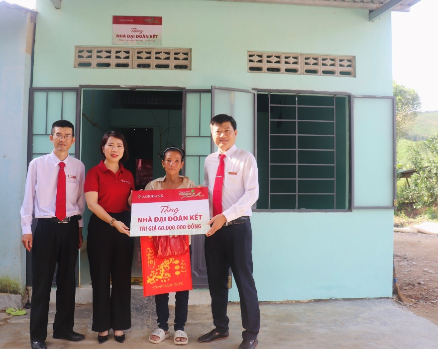 Agribank trao tặng nhà